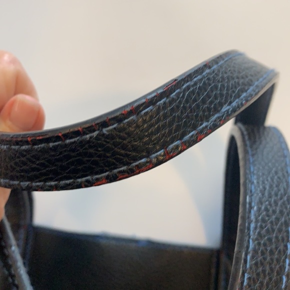 Travanti large black Tote bag 3 interior pockets. - Picture 5 of 8